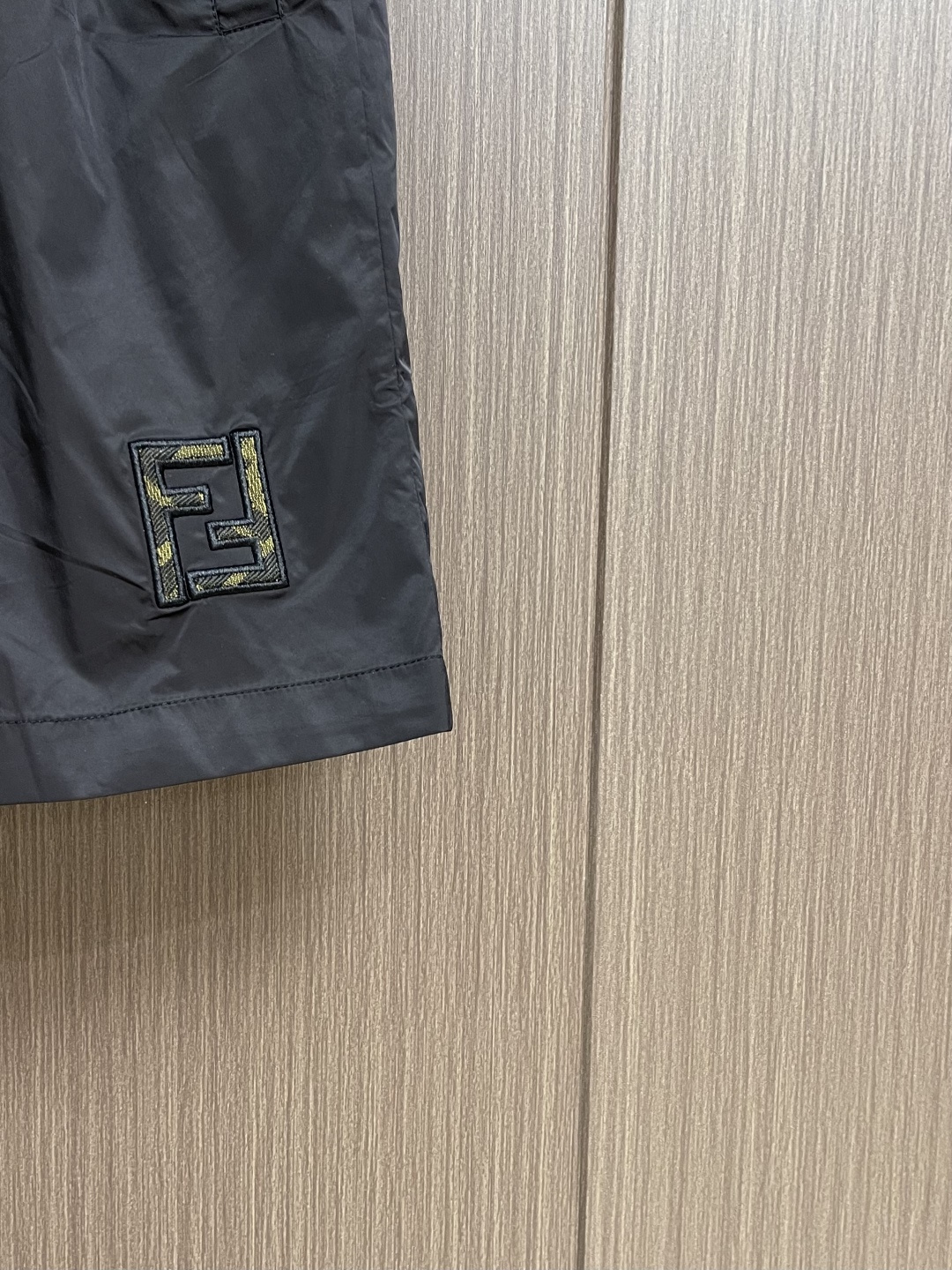 FENDI 2026ss夏季新款休闲短裤🌾、匠心打造别具魅力的前卫感廓版裁剪设计，高科技面料的卓越感官宣