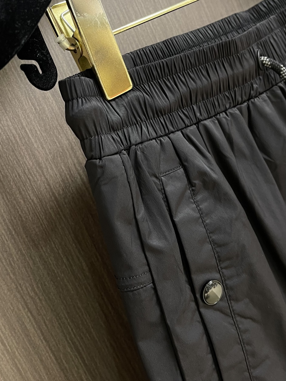 FENDI 2026ss夏季新款休闲短裤🌾、匠心打造别具魅力的前卫感廓版裁剪设计，高科技面料的卓越感官宣