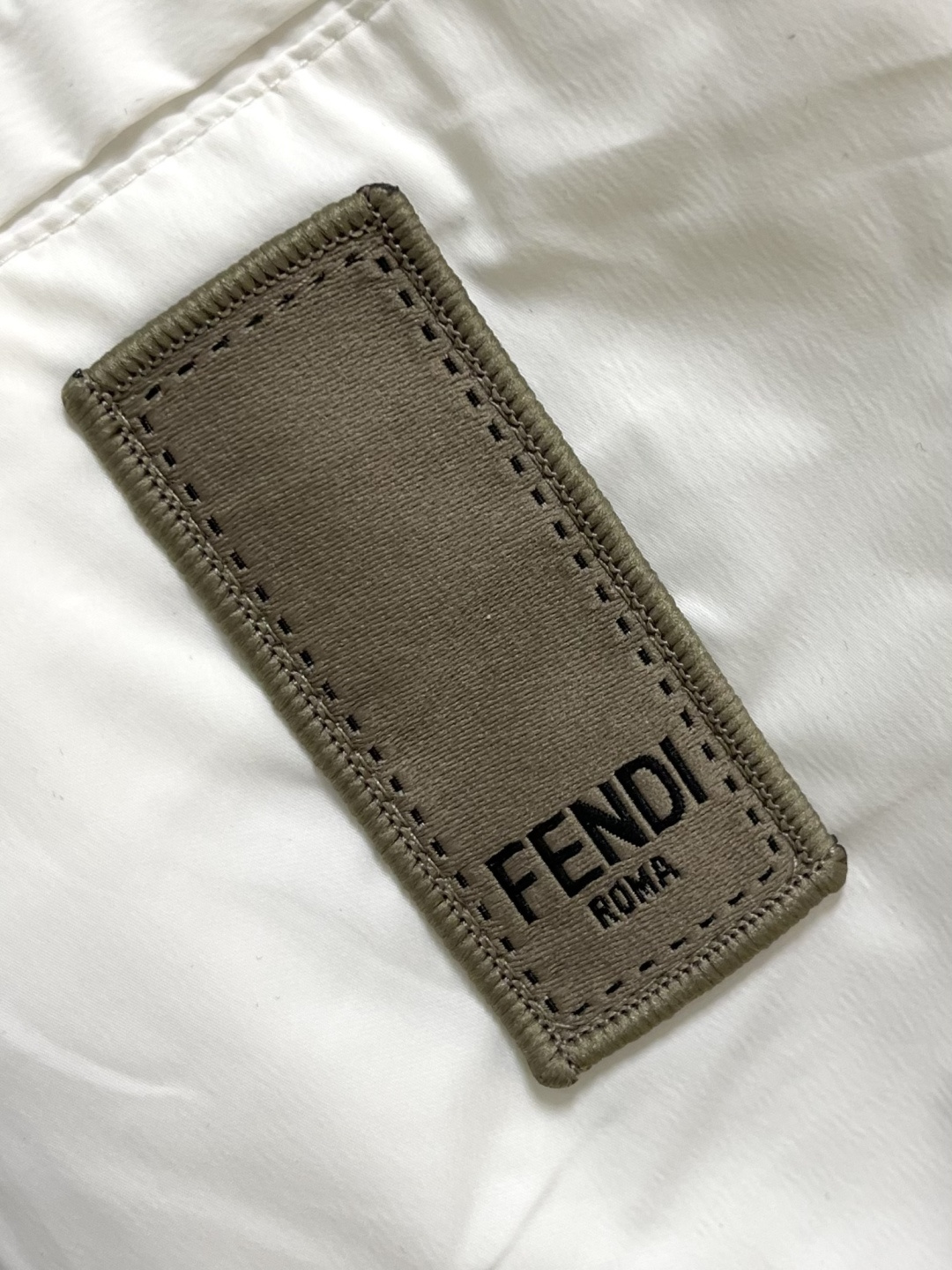 FENDI 2026ss夏季新款休闲短裤🌾、匠心打造别具魅力的前卫感廓版裁剪设计，高科技面料的卓越感官宣