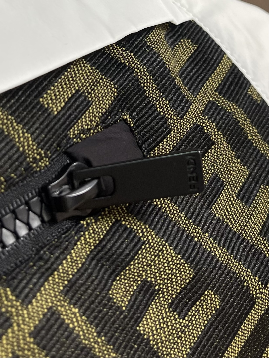 FENDI 2026ss夏季新款休闲短裤🌾、匠心打造别具魅力的前卫感廓版裁剪设计，高科技面料的卓越感官宣