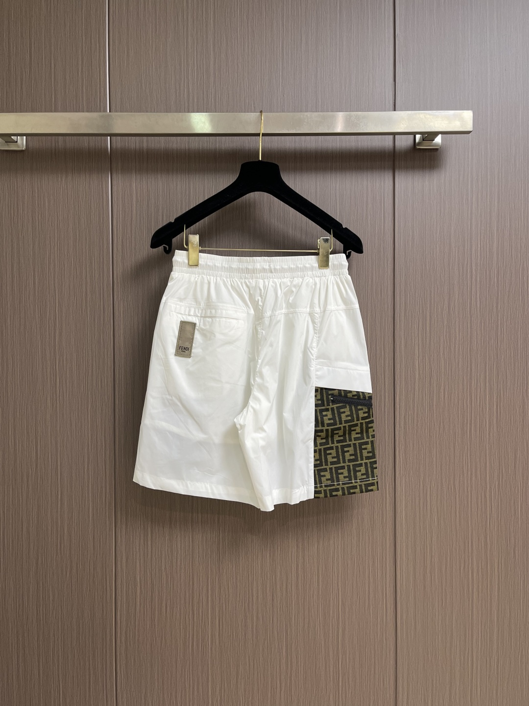 FENDI 2026ss夏季新款休闲短裤🌾、匠心打造别具魅力的前卫感廓版裁剪设计，高科技面料的卓越感官宣