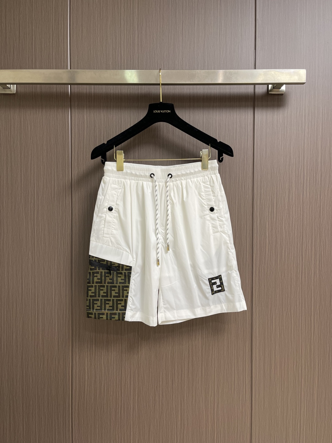 FENDI 2026ss夏季新款休闲短裤🌾、匠心打造别具魅力的前卫感廓版裁剪设计，高科技面料的卓越感官宣