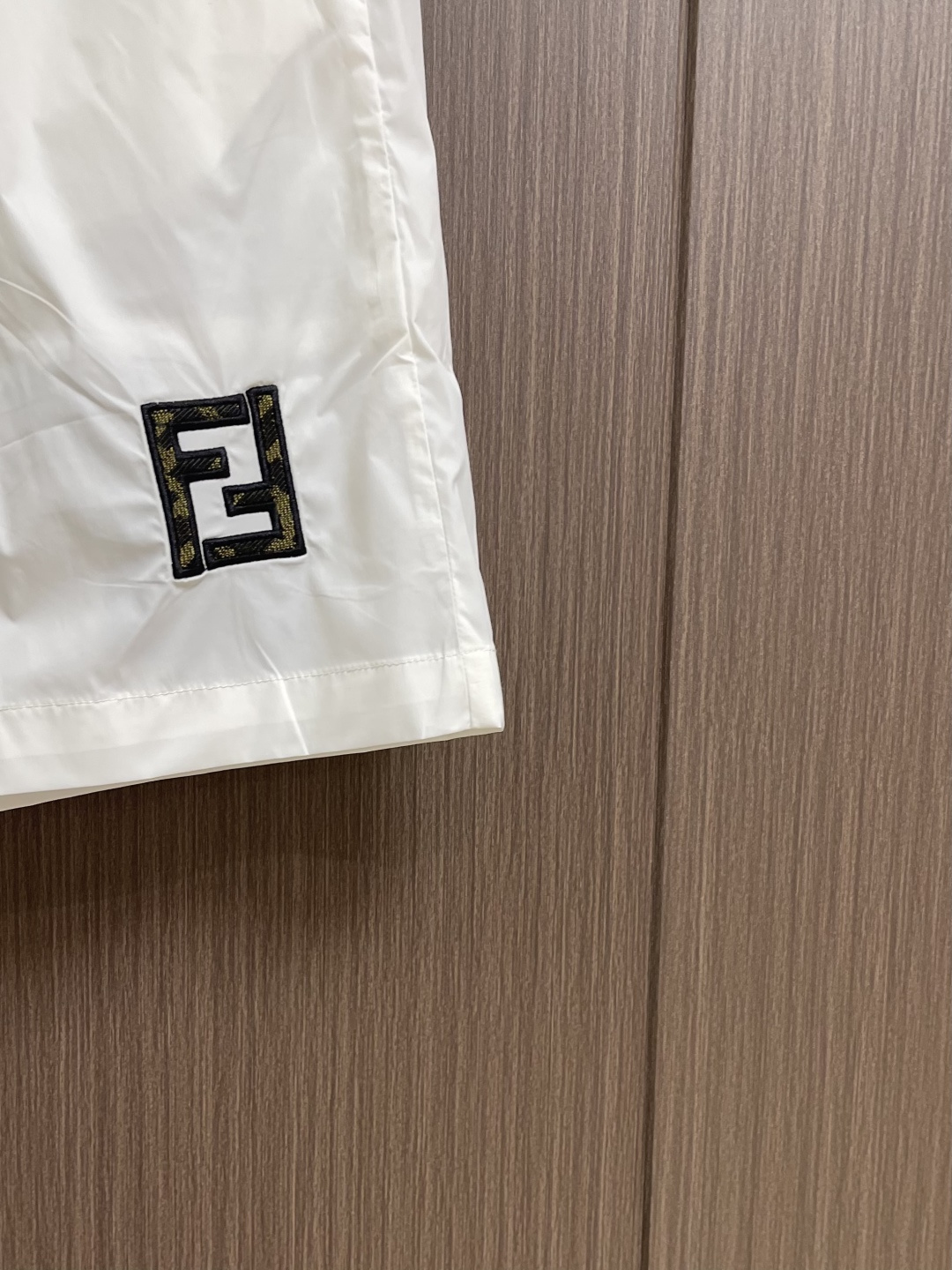 FENDI 2026ss夏季新款休闲短裤🌾、匠心打造别具魅力的前卫感廓版裁剪设计，高科技面料的卓越感官宣