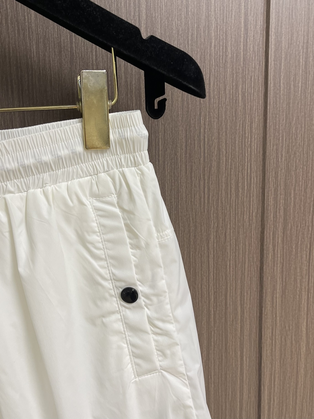 FENDI 2026ss夏季新款休闲短裤🌾、匠心打造别具魅力的前卫感廓版裁剪设计，高科技面料的卓越感官宣