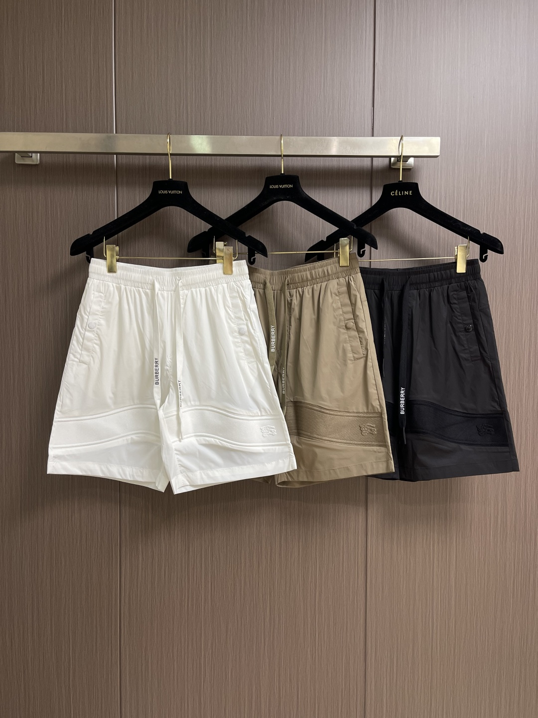 Burberry 2026SS夏季新款沙滩短裤，简约而又不简单的一款，字母logo徽标搭配腰绳织带，简洁