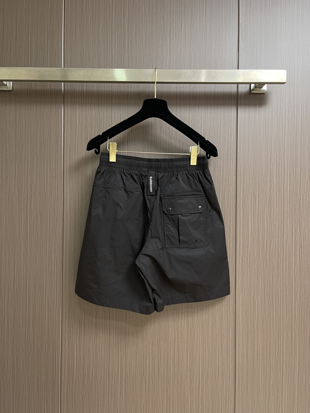 Burberry 2026SS夏季新款沙滩短裤，简约而又不简单的一款，字母logo徽标搭配腰绳织带，简洁