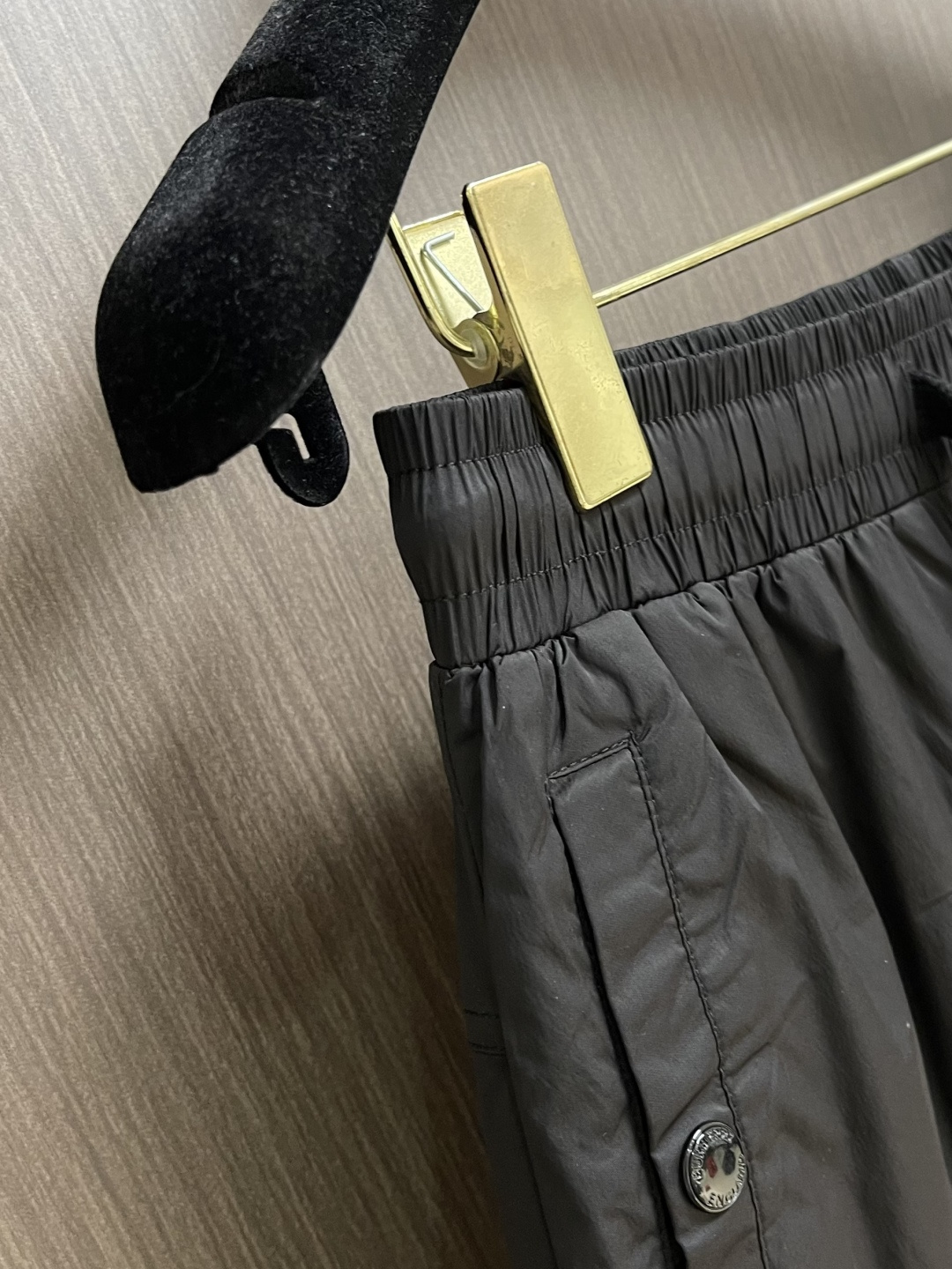 Burberry 2026SS夏季新款沙滩短裤，简约而又不简单的一款，字母logo徽标搭配腰绳织带，简洁