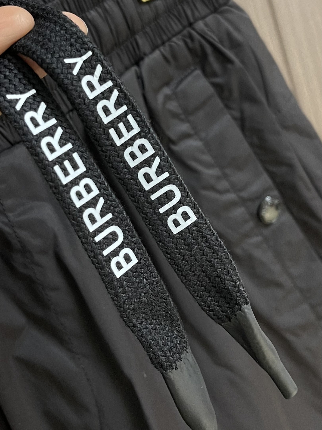 Burberry 2026SS夏季新款沙滩短裤，简约而又不简单的一款，字母logo徽标搭配腰绳织带，简洁