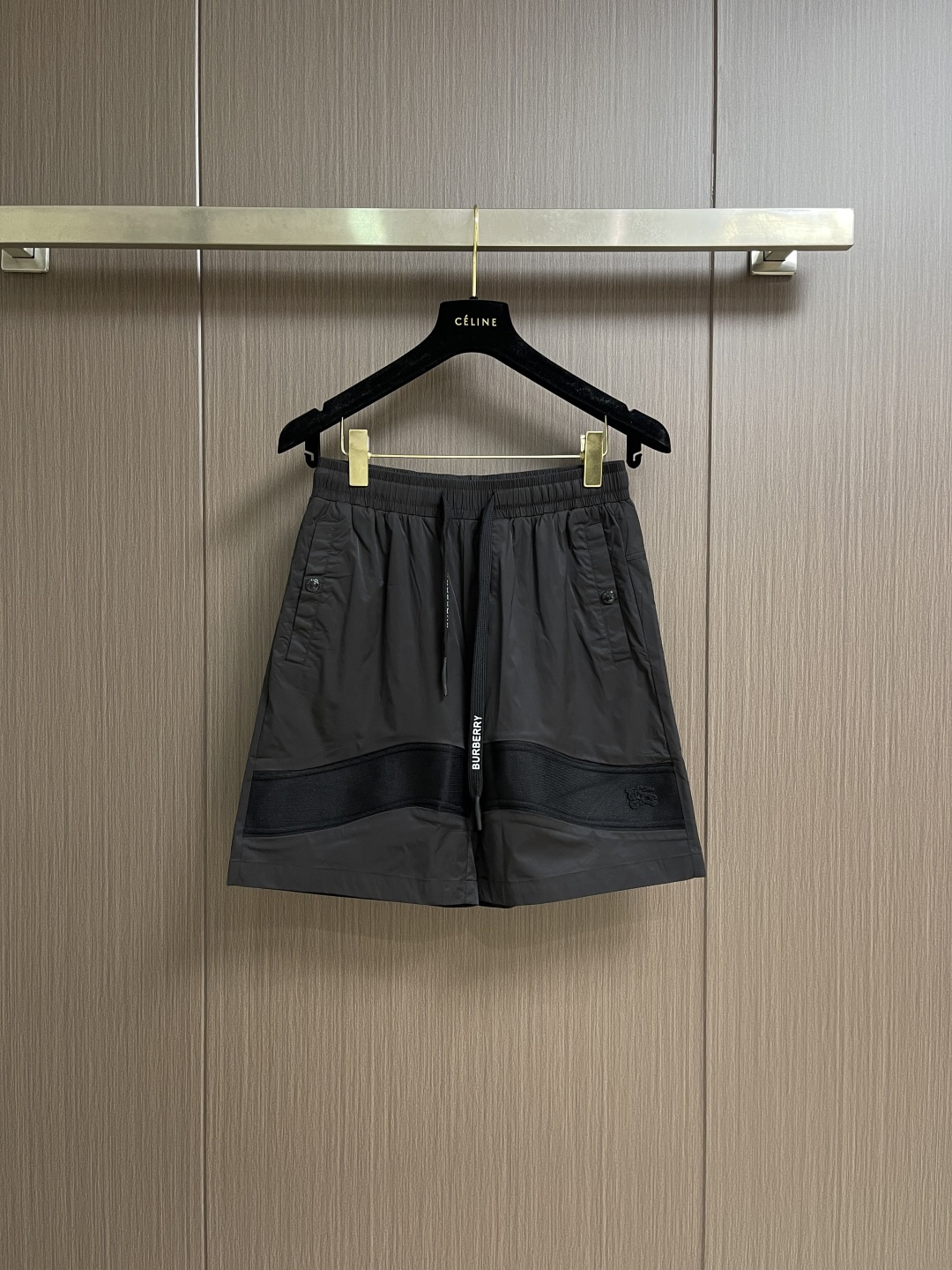 Burberry 2026SS夏季新款沙滩短裤，简约而又不简单的一款，字母logo徽标搭配腰绳织带，简洁