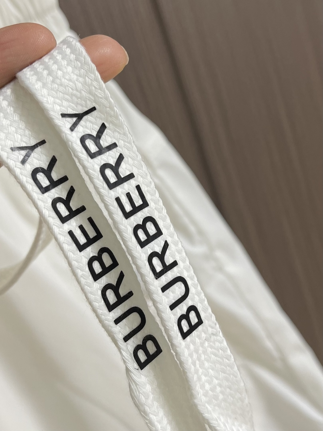 Burberry 2026SS夏季新款沙滩短裤，简约而又不简单的一款，字母logo徽标搭配腰绳织带，简洁