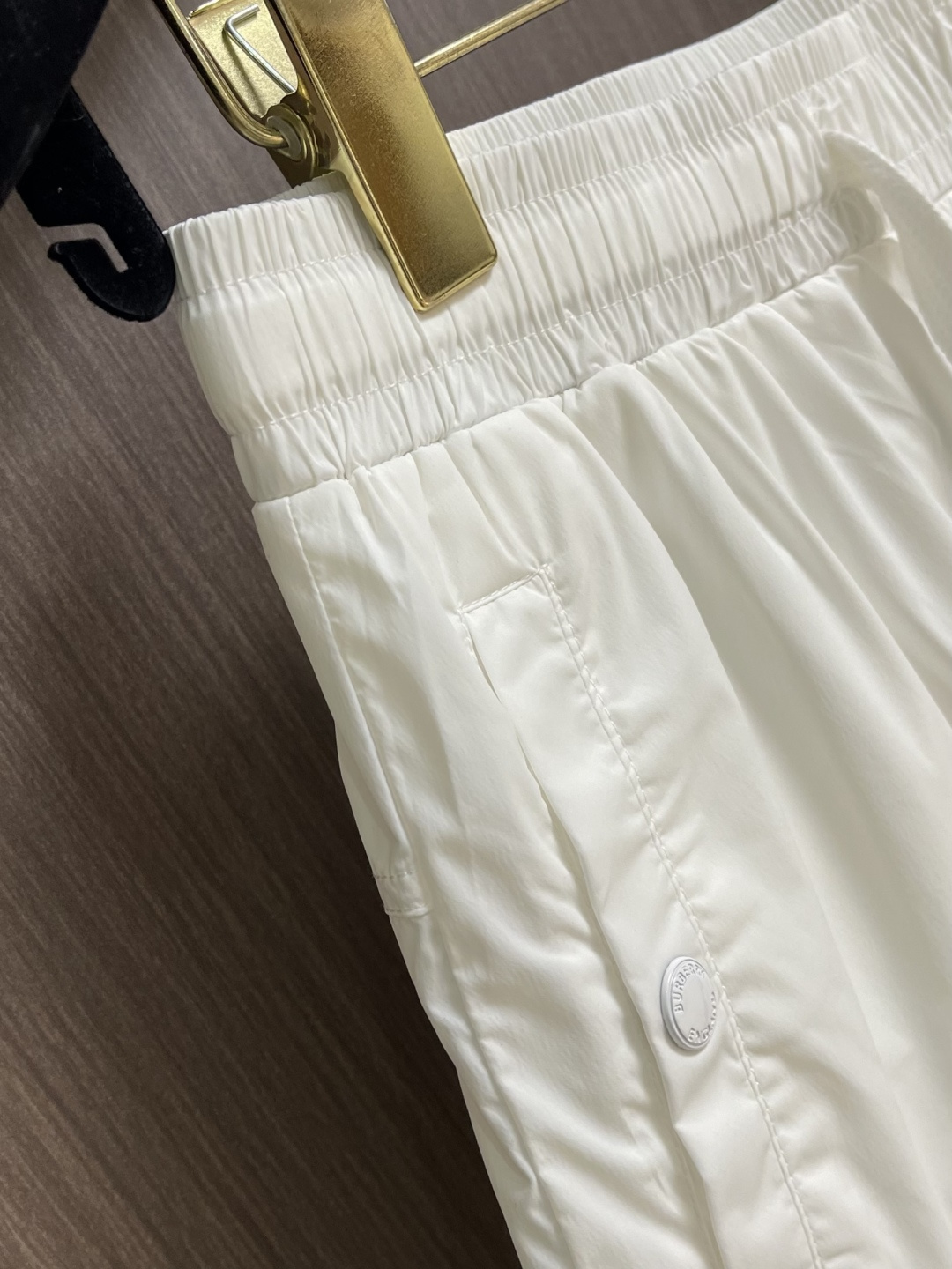 Burberry 2026SS夏季新款沙滩短裤，简约而又不简单的一款，字母logo徽标搭配腰绳织带，简洁