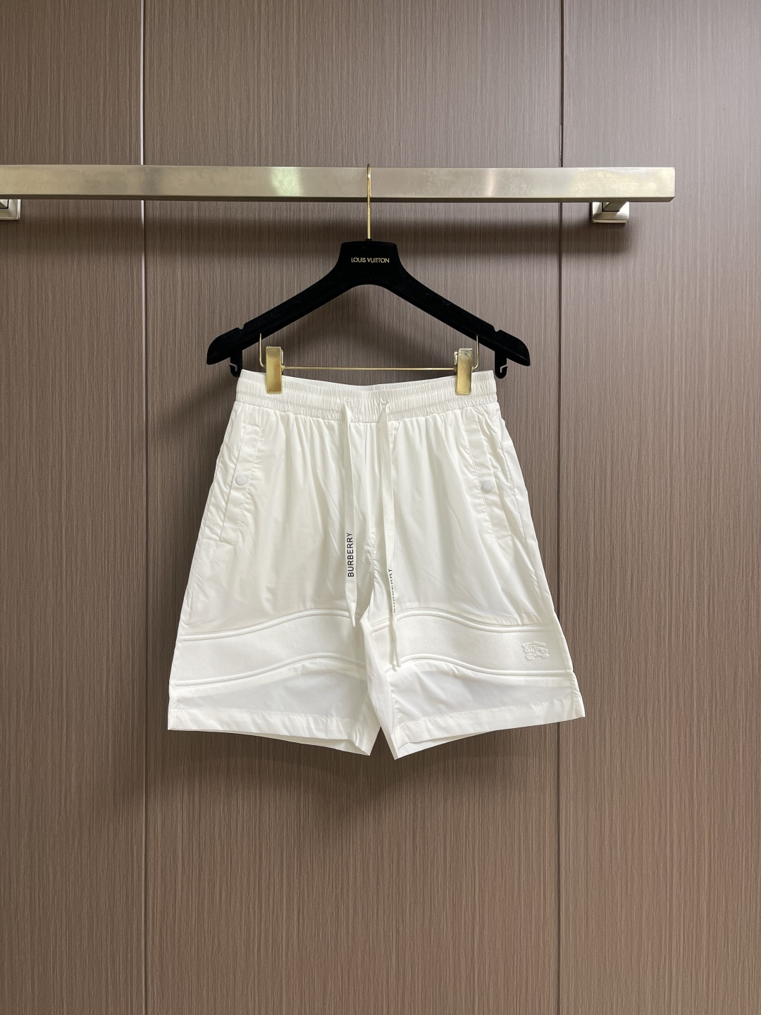 Burberry 2026SS夏季新款沙滩短裤，简约而又不简单的一款，字母logo徽标搭配腰绳织带，简洁