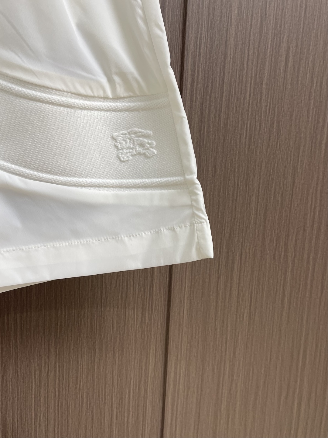 Burberry 2026SS夏季新款沙滩短裤，简约而又不简单的一款，字母logo徽标搭配腰绳织带，简洁