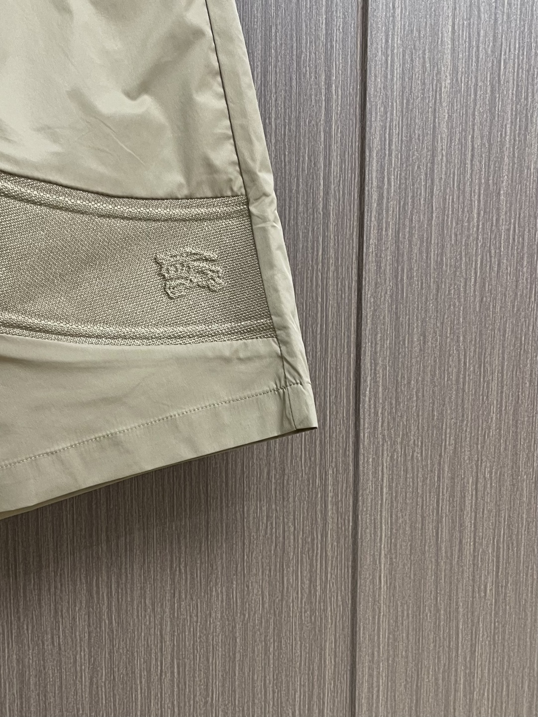 Burberry 2026SS夏季新款沙滩短裤，简约而又不简单的一款，字母logo徽标搭配腰绳织带，简洁