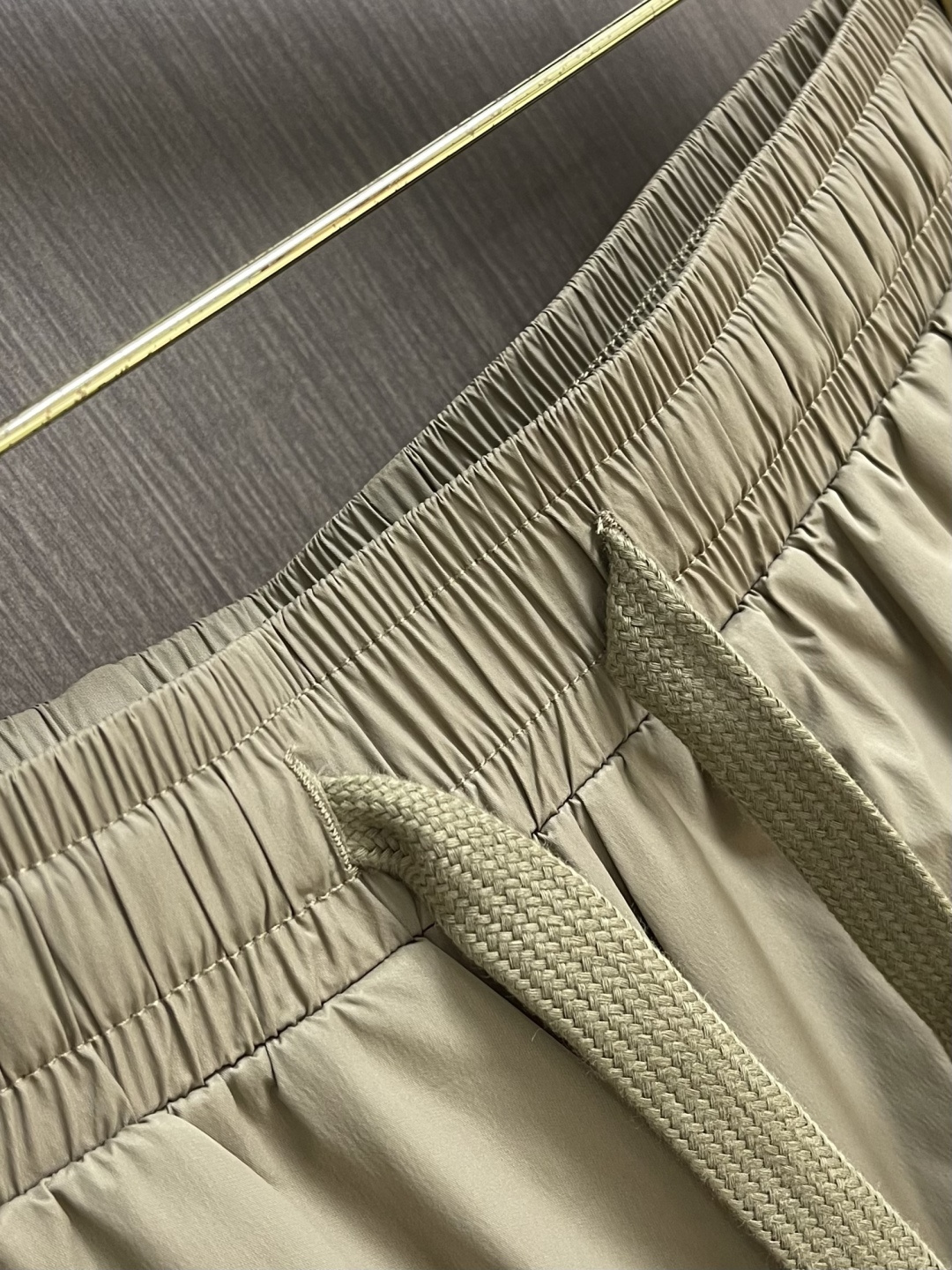 Burberry 2026SS夏季新款沙滩短裤，简约而又不简单的一款，字母logo徽标搭配腰绳织带，简洁