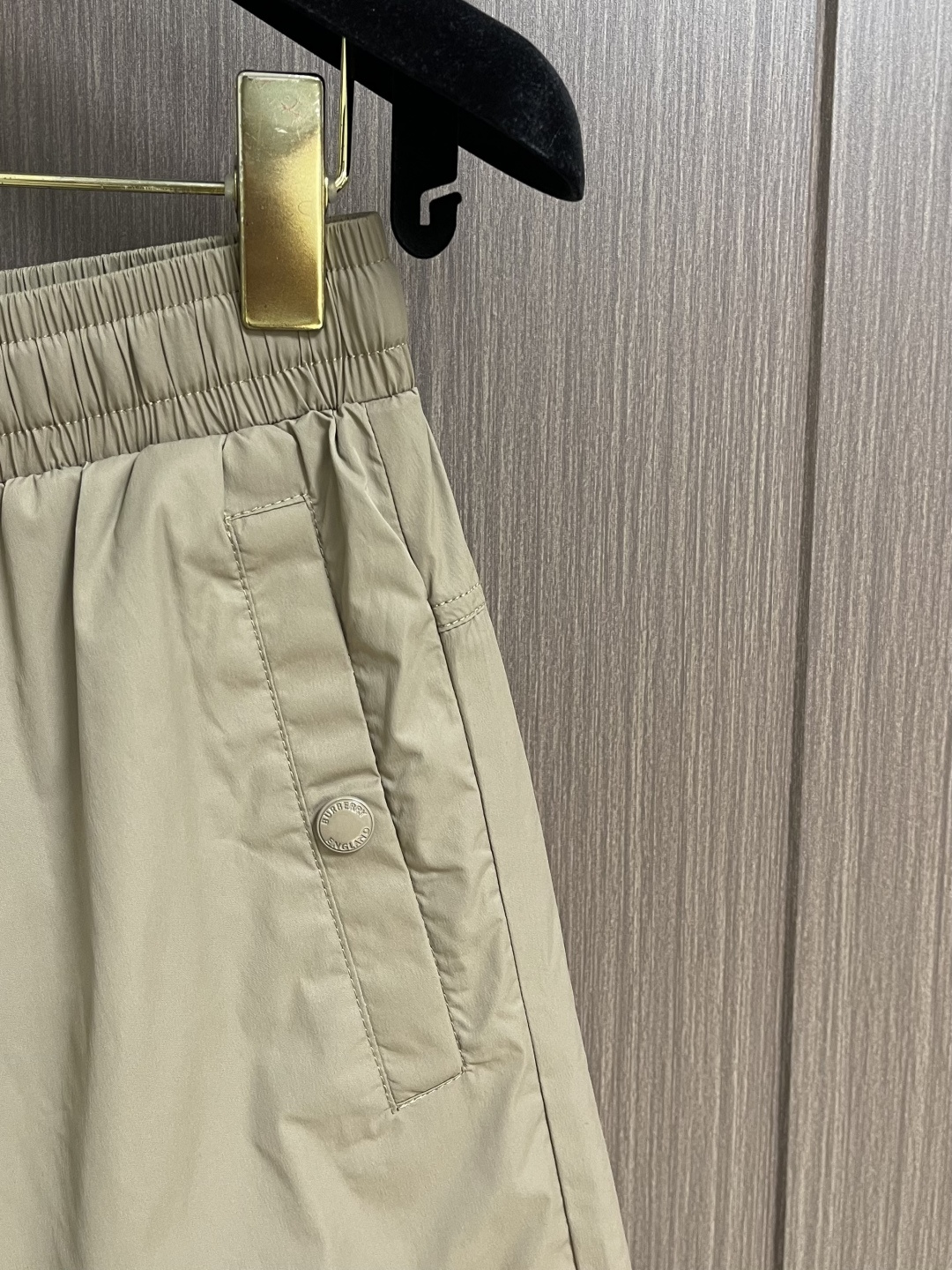 Burberry 2026SS夏季新款沙滩短裤，简约而又不简单的一款，字母logo徽标搭配腰绳织带，简洁