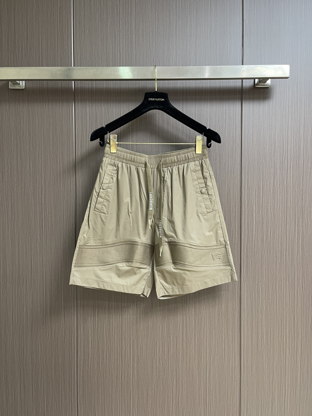 Burberry 2026SS夏季新款沙滩短裤，简约而又不简单的一款，字母logo徽标搭配腰绳织带，简洁