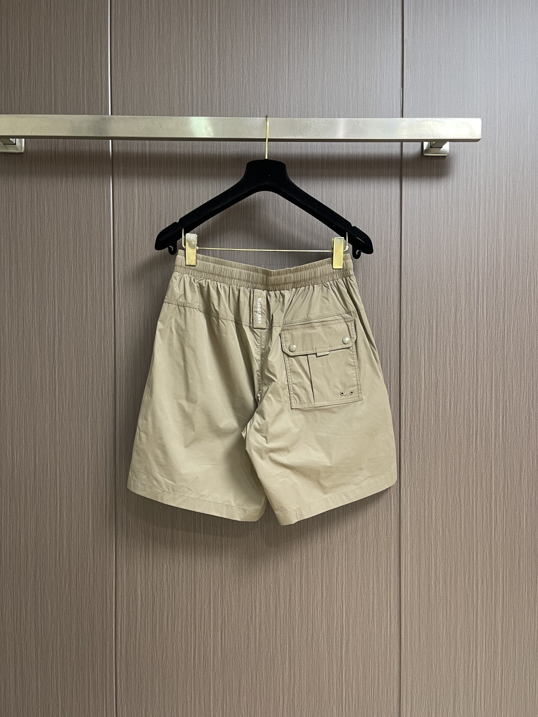 Burberry 2026SS夏季新款沙滩短裤，简约而又不简单的一款，字母logo徽标搭配腰绳织带，简洁