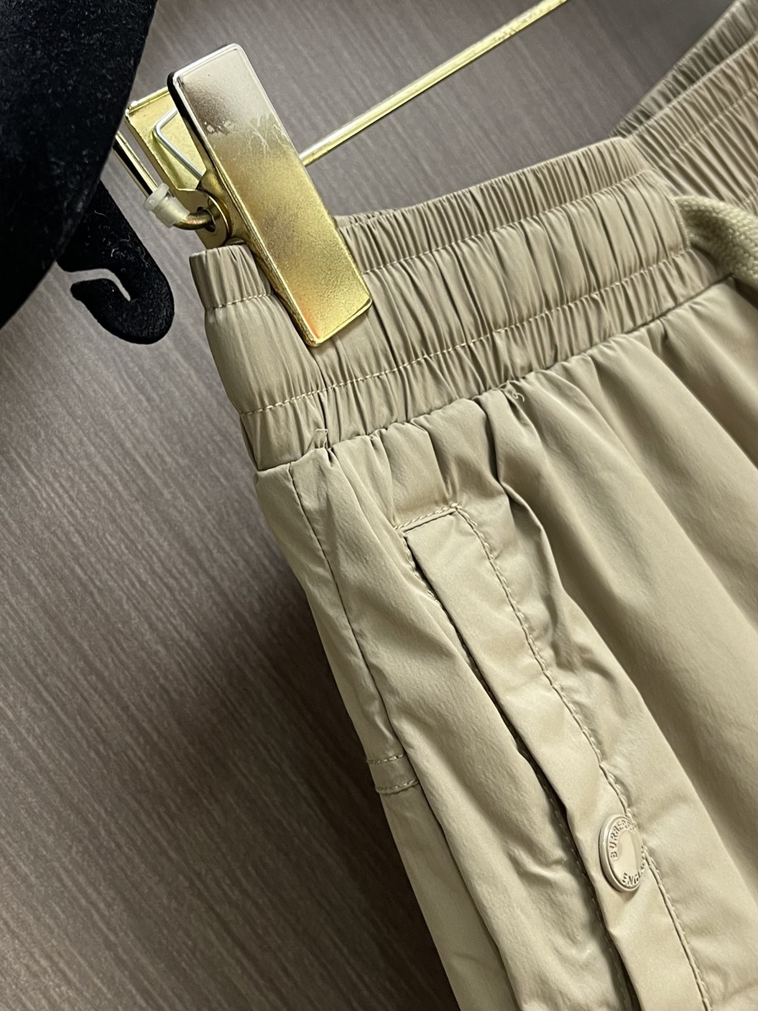 Burberry 2026SS夏季新款沙滩短裤，简约而又不简单的一款，字母logo徽标搭配腰绳织带，简洁