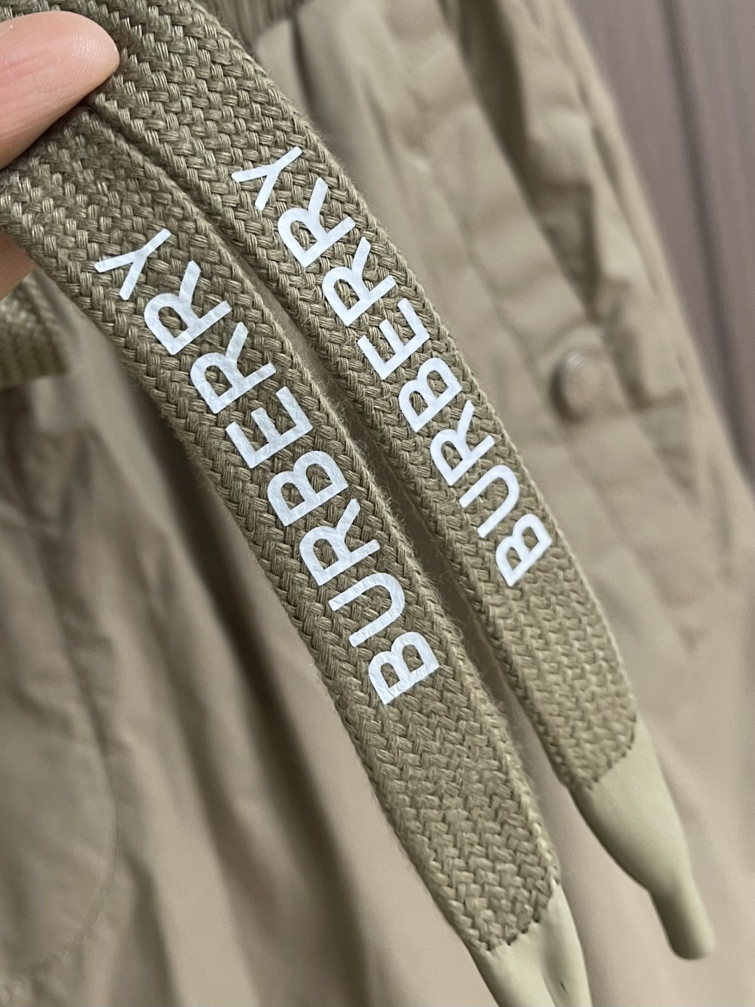 Burberry 2026SS夏季新款沙滩短裤，简约而又不简单的一款，字母logo徽标搭配腰绳织带，简洁