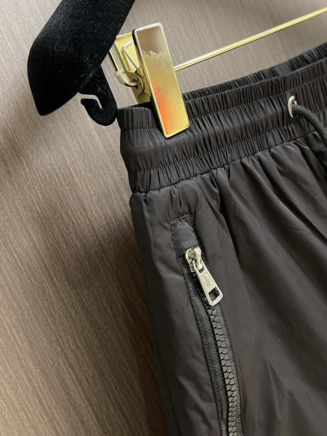 MONCLER 徽标沙滩短裤，面料采用精选优质聚酯纤维，面料不仅柔软亲肤，穿在身上就像被云朵轻轻包裹，而