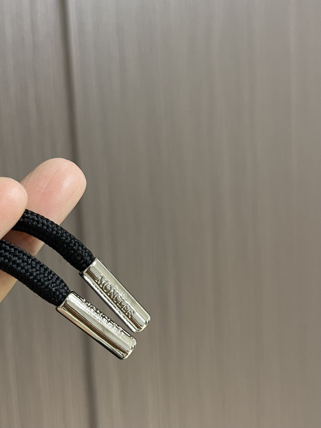 MONCLER 徽标沙滩短裤，面料采用精选优质聚酯纤维，面料不仅柔软亲肤，穿在身上就像被云朵轻轻包裹，而