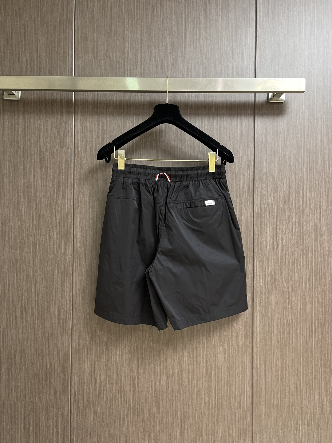 MONCLER 徽标沙滩短裤，面料采用精选优质聚酯纤维，面料不仅柔软亲肤，穿在身上就像被云朵轻轻包裹，而