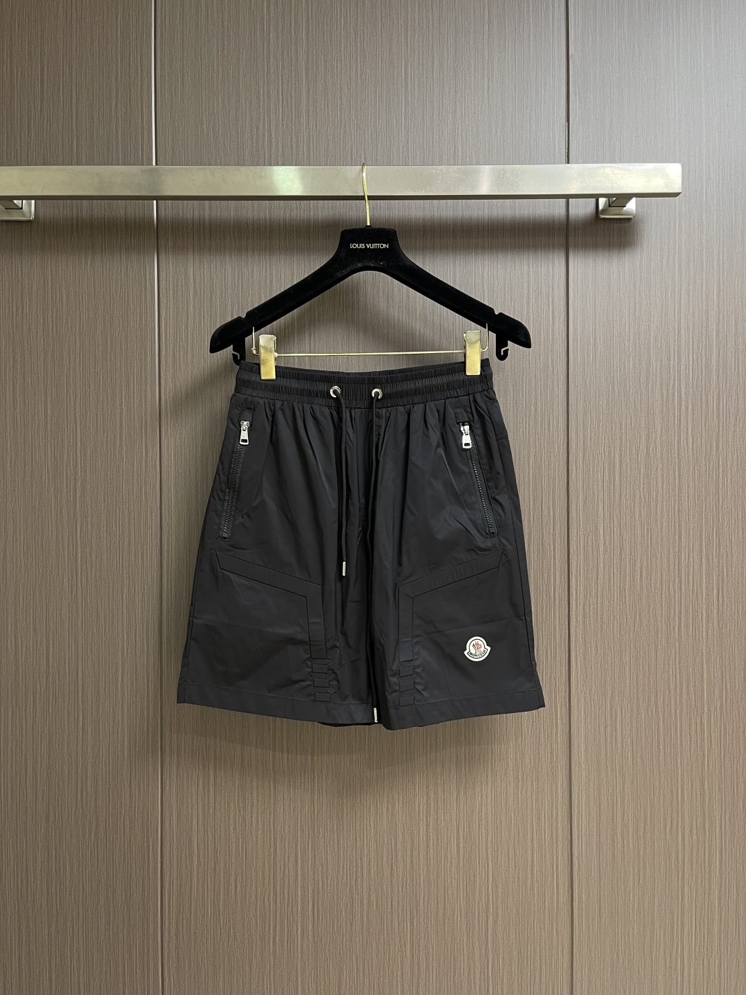 MONCLER 徽标沙滩短裤，面料采用精选优质聚酯纤维，面料不仅柔软亲肤，穿在身上就像被云朵轻轻包裹，而