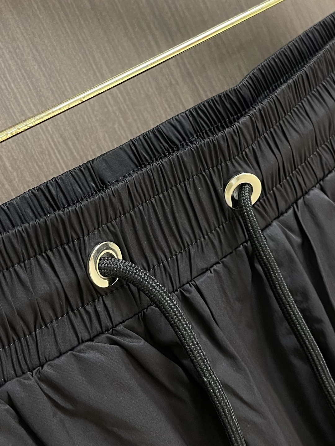 MONCLER 徽标沙滩短裤，面料采用精选优质聚酯纤维，面料不仅柔软亲肤，穿在身上就像被云朵轻轻包裹，而