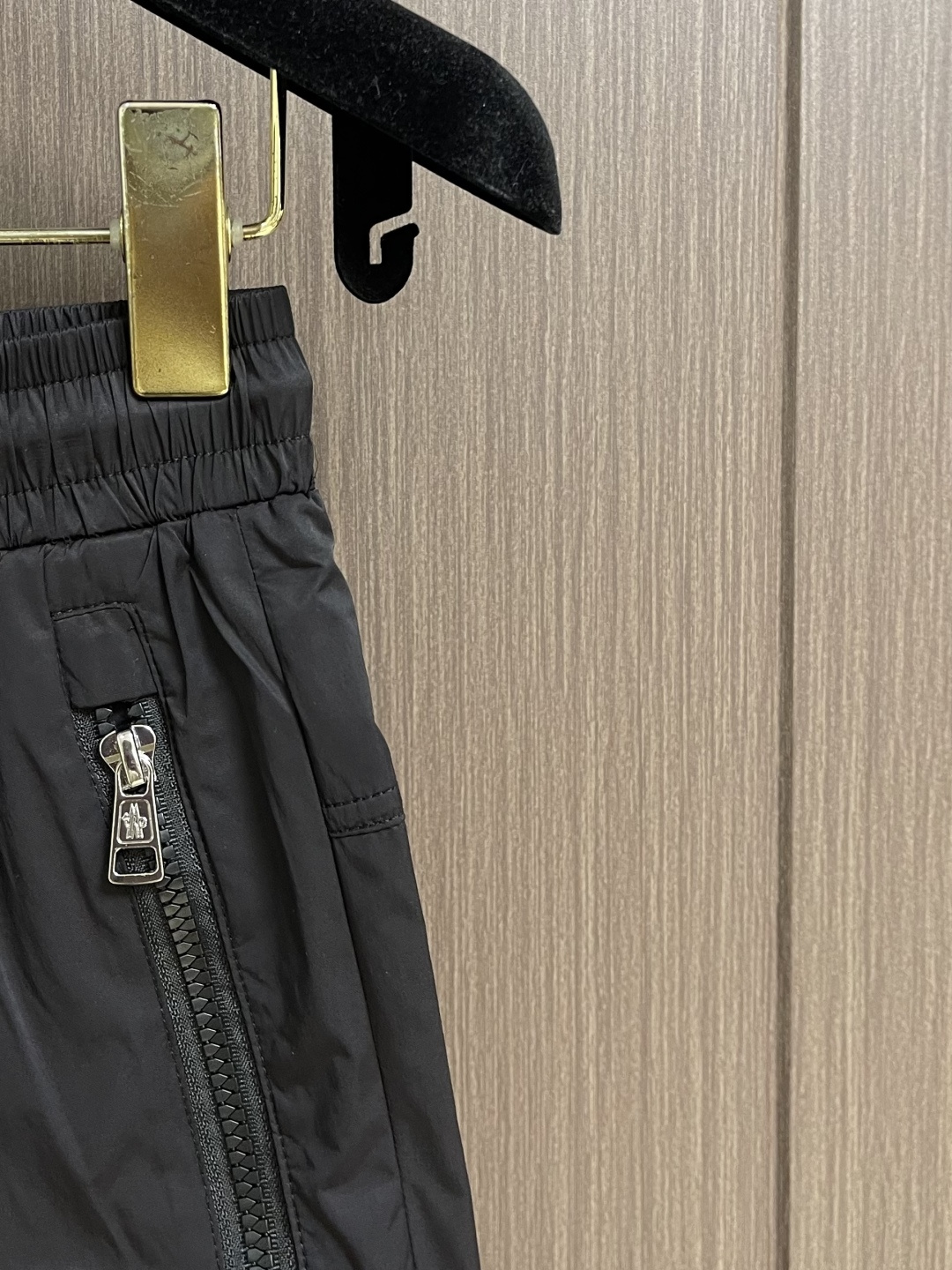 MONCLER 徽标沙滩短裤，面料采用精选优质聚酯纤维，面料不仅柔软亲肤，穿在身上就像被云朵轻轻包裹，而