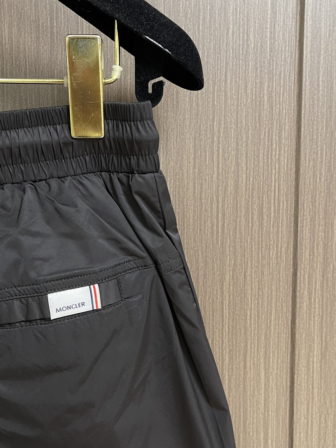 MONCLER 徽标沙滩短裤，面料采用精选优质聚酯纤维，面料不仅柔软亲肤，穿在身上就像被云朵轻轻包裹，而