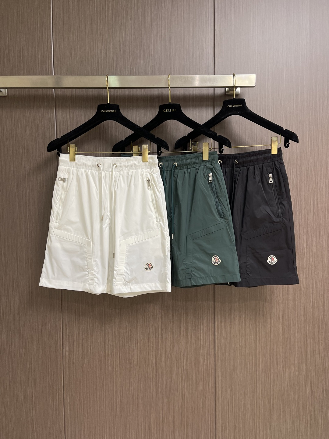 MONCLER 徽标沙滩短裤，面料采用精选优质聚酯纤维，面料不仅柔软亲肤，穿在身上就像被云朵轻轻包裹，而