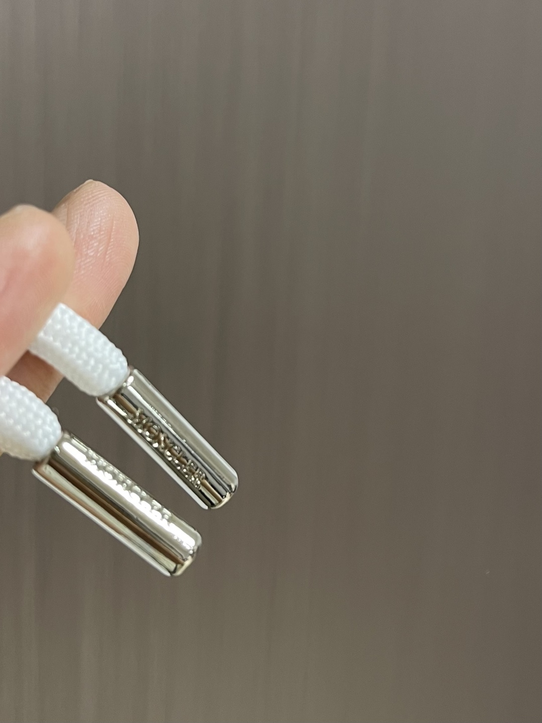 MONCLER 徽标沙滩短裤，面料采用精选优质聚酯纤维，面料不仅柔软亲肤，穿在身上就像被云朵轻轻包裹，而