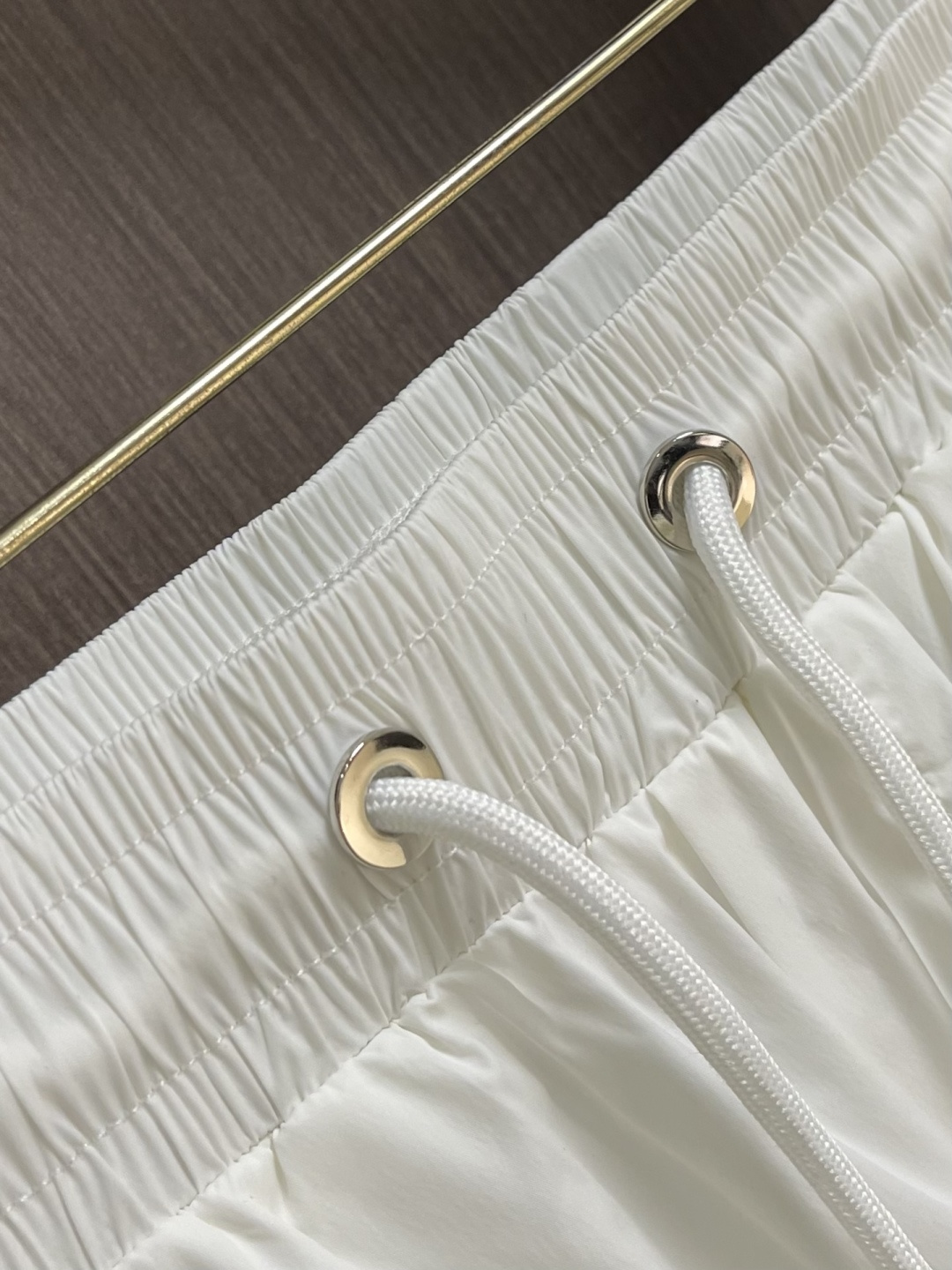 MONCLER 徽标沙滩短裤，面料采用精选优质聚酯纤维，面料不仅柔软亲肤，穿在身上就像被云朵轻轻包裹，而