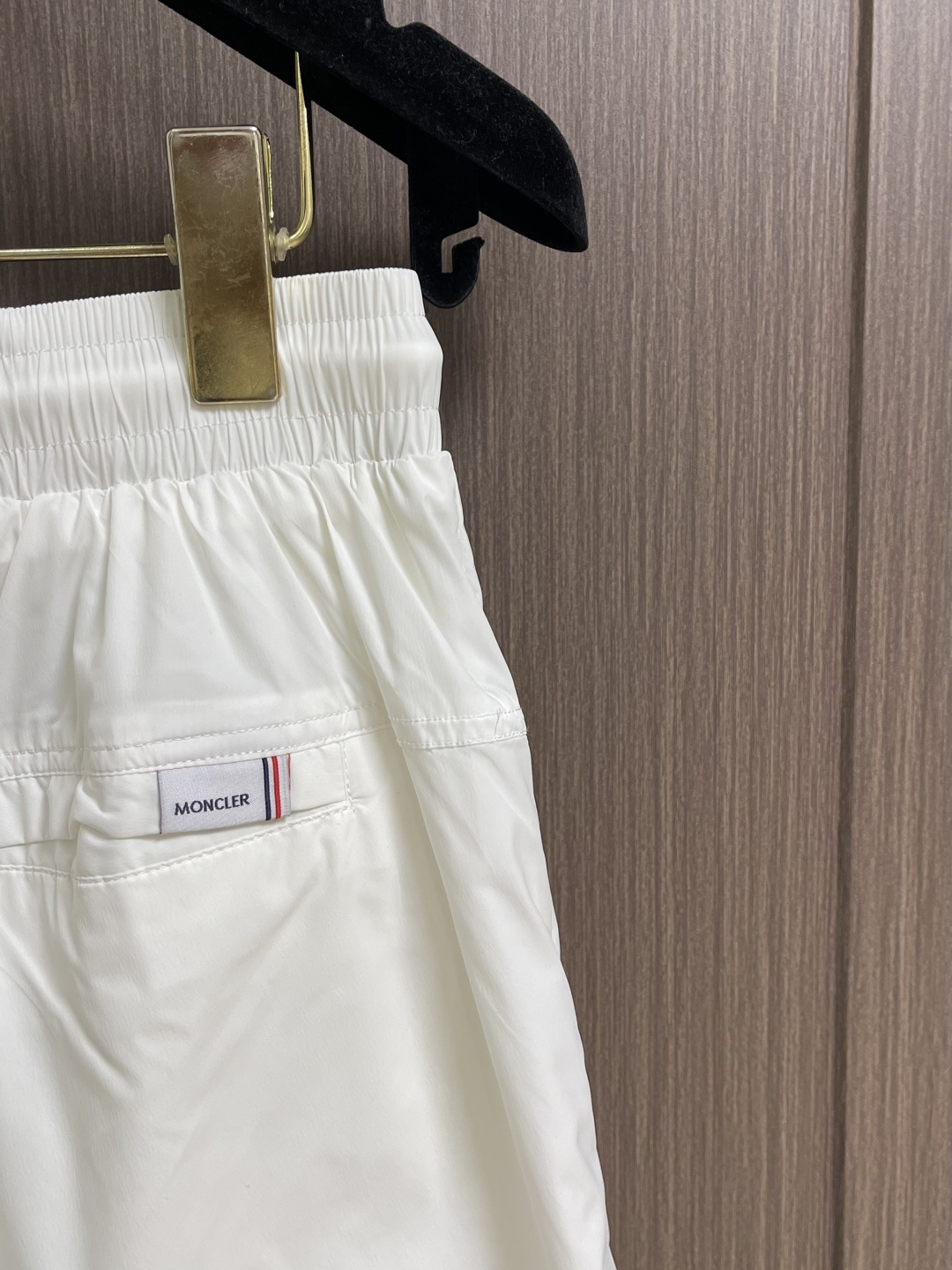 MONCLER 徽标沙滩短裤，面料采用精选优质聚酯纤维，面料不仅柔软亲肤，穿在身上就像被云朵轻轻包裹，而