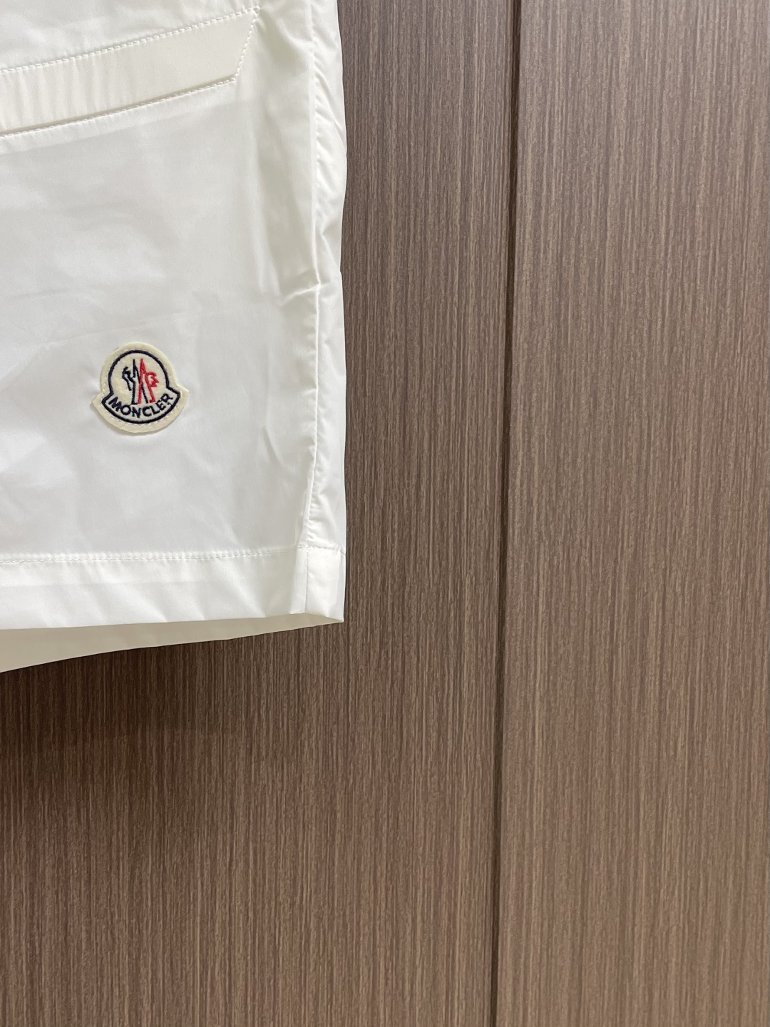 MONCLER 徽标沙滩短裤，面料采用精选优质聚酯纤维，面料不仅柔软亲肤，穿在身上就像被云朵轻轻包裹，而