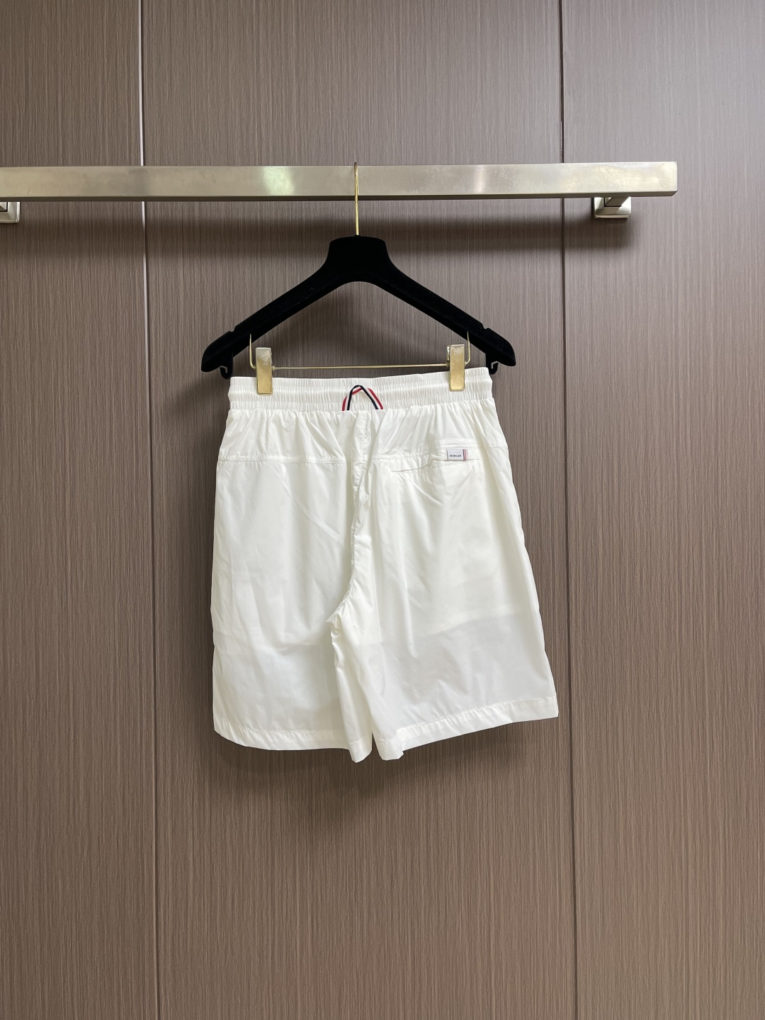 MONCLER 徽标沙滩短裤，面料采用精选优质聚酯纤维，面料不仅柔软亲肤，穿在身上就像被云朵轻轻包裹，而