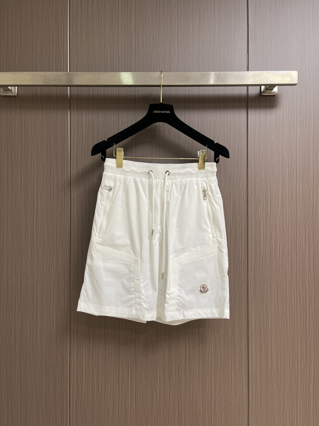 MONCLER 徽标沙滩短裤，面料采用精选优质聚酯纤维，面料不仅柔软亲肤，穿在身上就像被云朵轻轻包裹，而