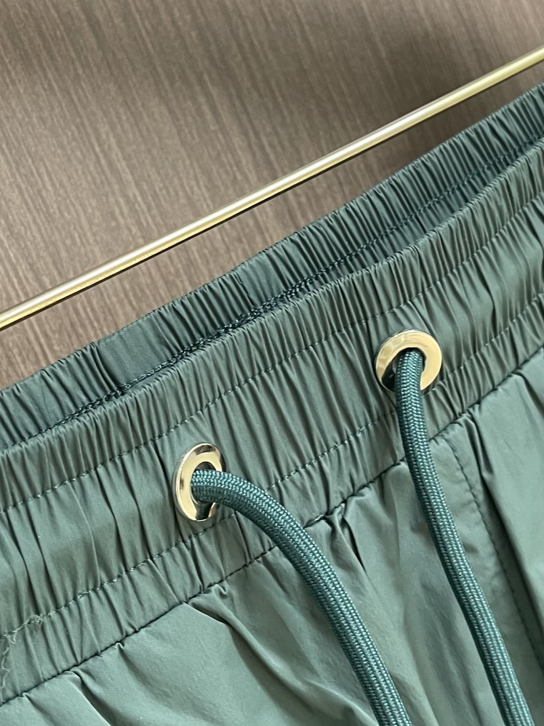 MONCLER 徽标沙滩短裤，面料采用精选优质聚酯纤维，面料不仅柔软亲肤，穿在身上就像被云朵轻轻包裹，而