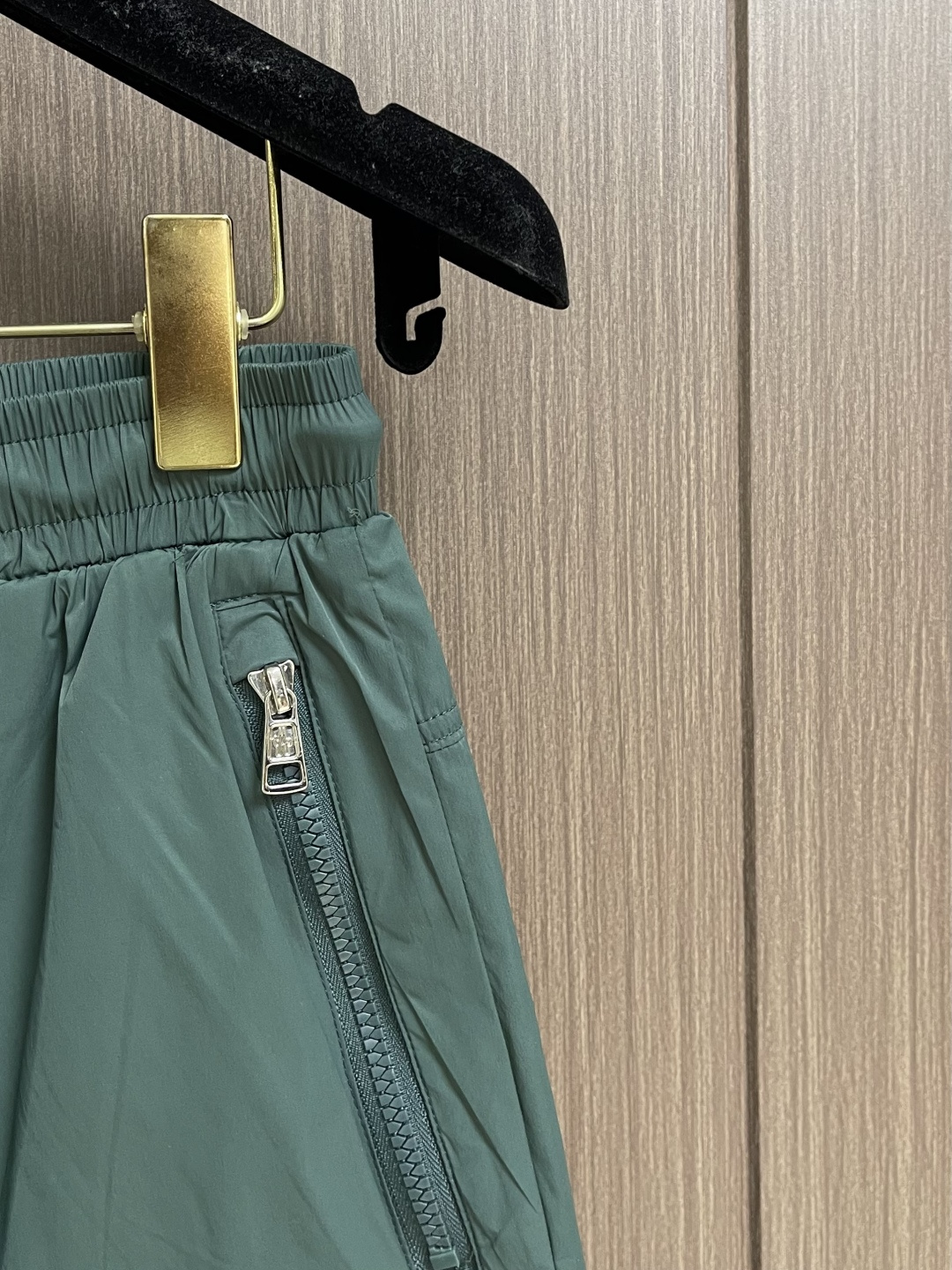 MONCLER 徽标沙滩短裤，面料采用精选优质聚酯纤维，面料不仅柔软亲肤，穿在身上就像被云朵轻轻包裹，而