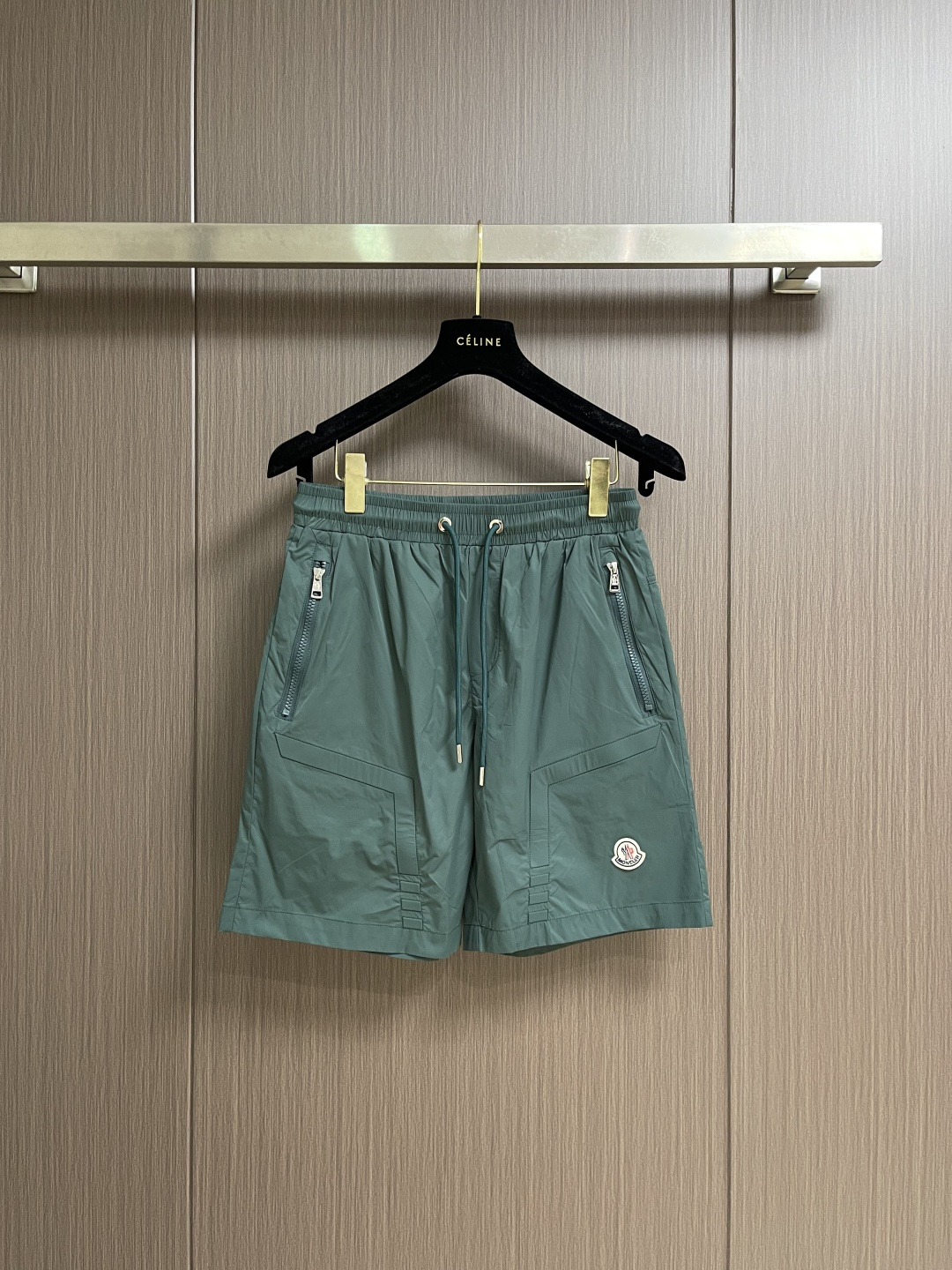 MONCLER 徽标沙滩短裤，面料采用精选优质聚酯纤维，面料不仅柔软亲肤，穿在身上就像被云朵轻轻包裹，而