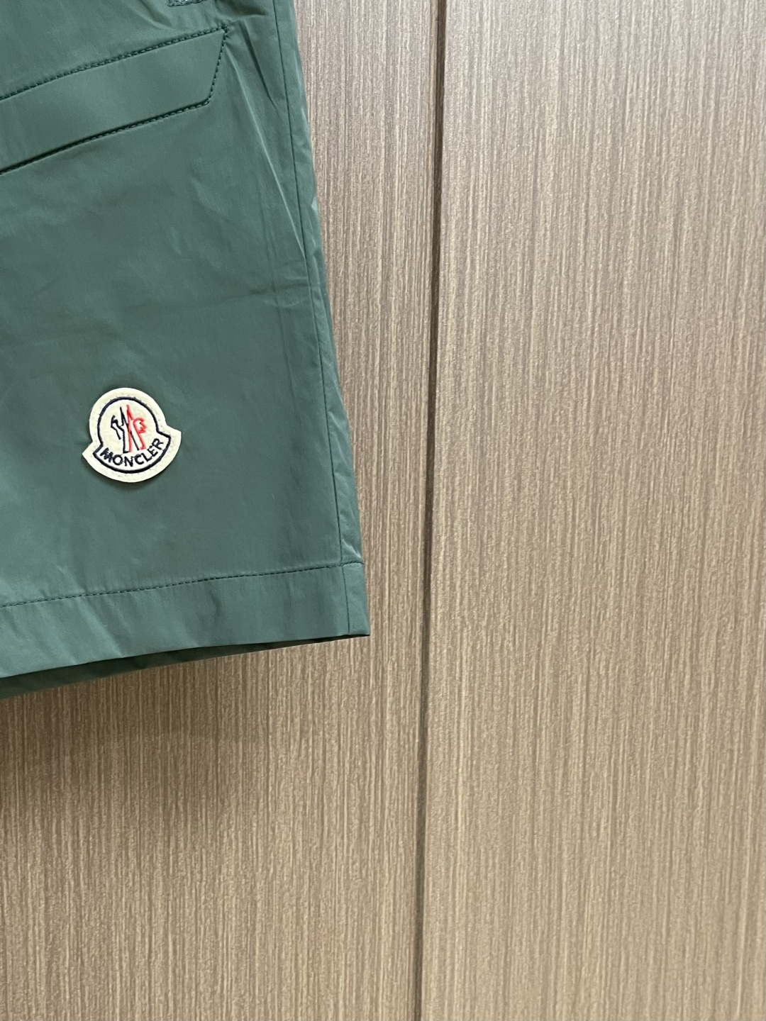 MONCLER 徽标沙滩短裤，面料采用精选优质聚酯纤维，面料不仅柔软亲肤，穿在身上就像被云朵轻轻包裹，而