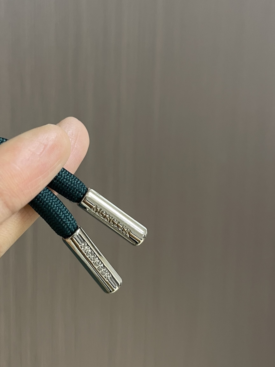 MONCLER 徽标沙滩短裤，面料采用精选优质聚酯纤维，面料不仅柔软亲肤，穿在身上就像被云朵轻轻包裹，而