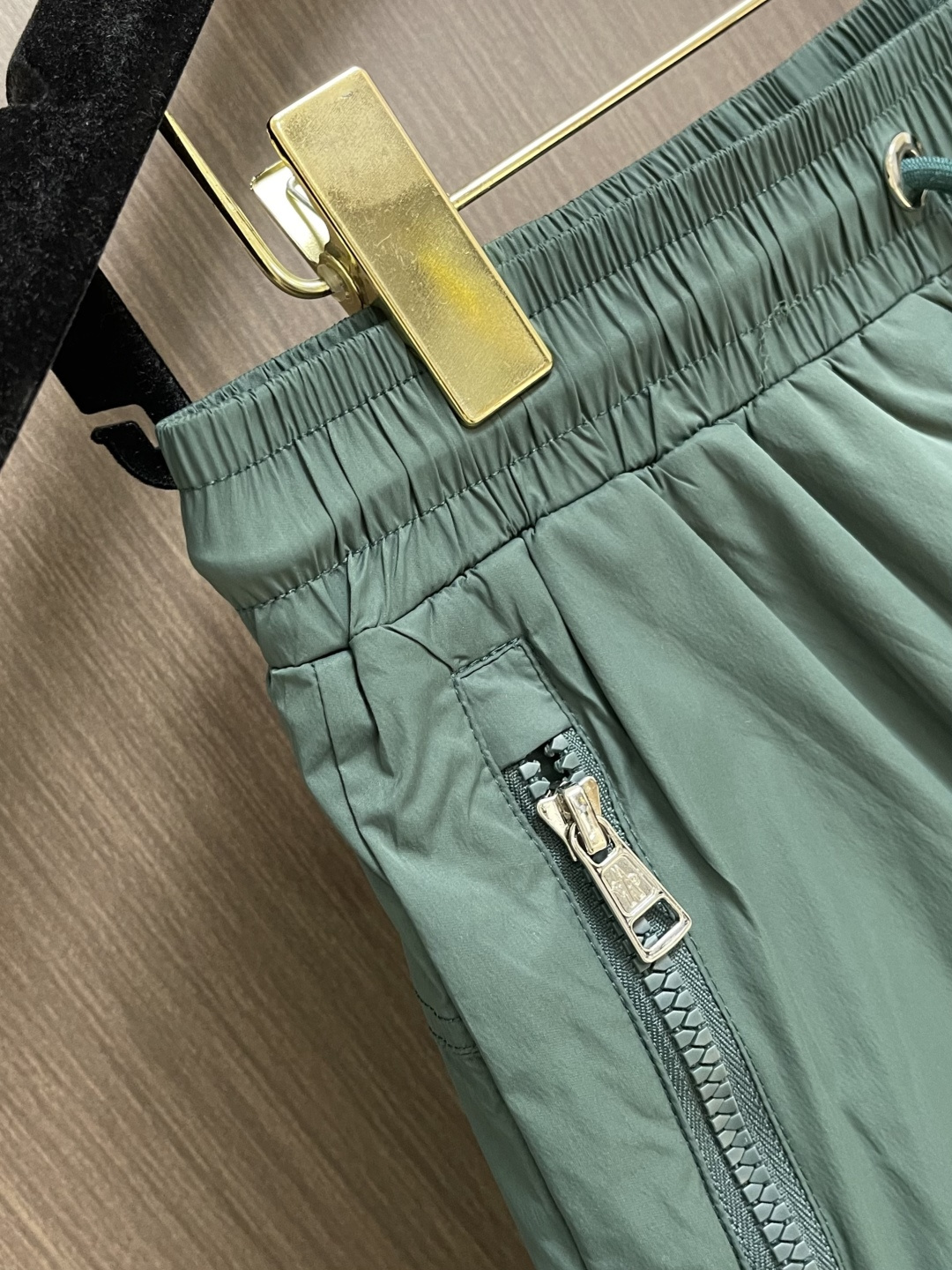 MONCLER 徽标沙滩短裤，面料采用精选优质聚酯纤维，面料不仅柔软亲肤，穿在身上就像被云朵轻轻包裹，而