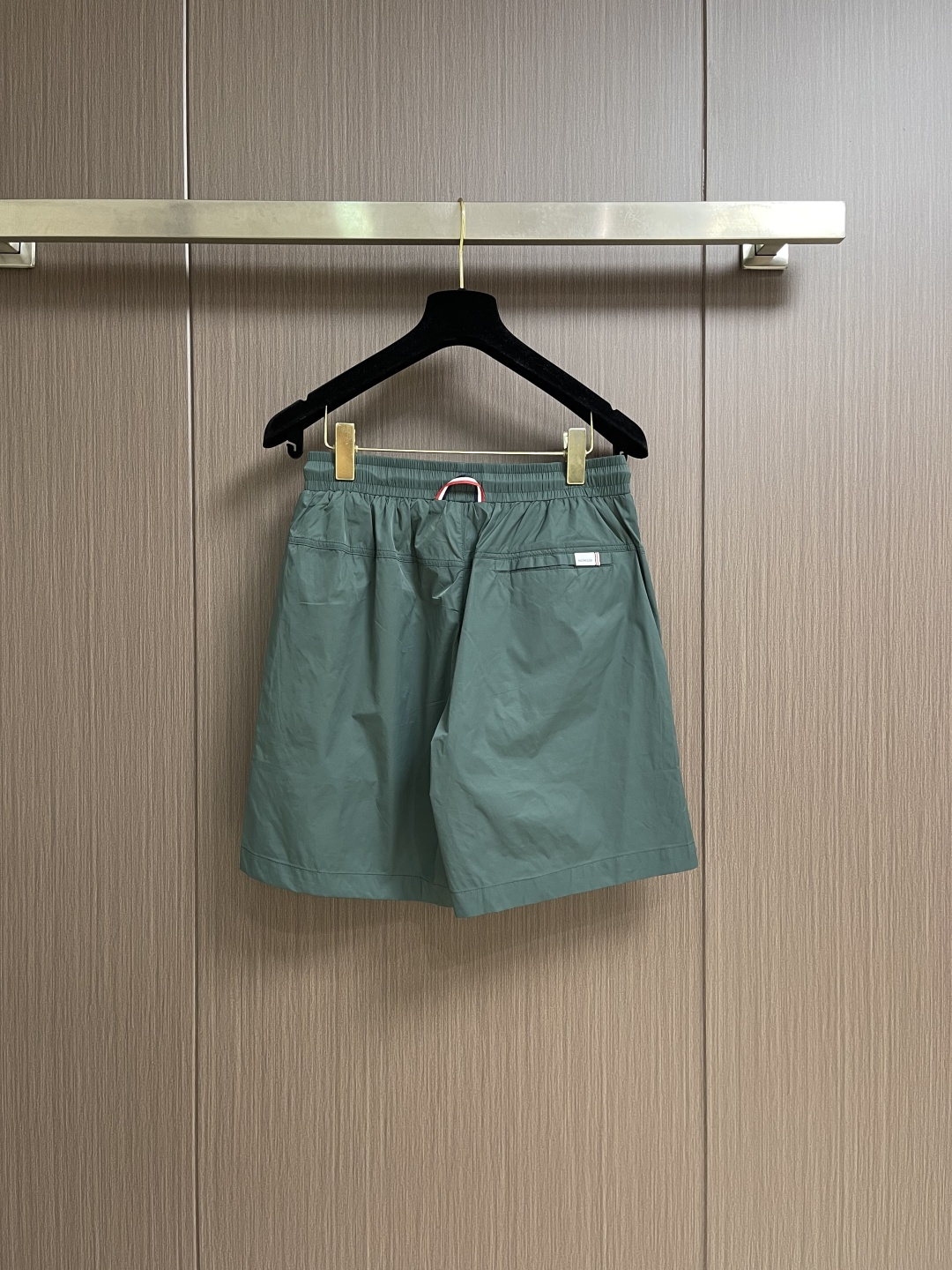 MONCLER 徽标沙滩短裤，面料采用精选优质聚酯纤维，面料不仅柔软亲肤，穿在身上就像被云朵轻轻包裹，而