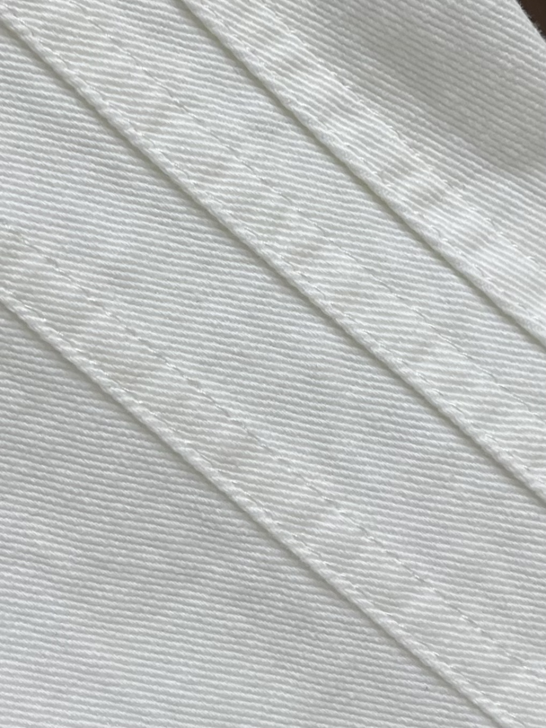 LOEWE 天丝棉白色弯刀阔腿裤，干净治愈奶白色调，清爽通透不泛黄 休闲裤子，甄选高定天丝棉混纺面料，上