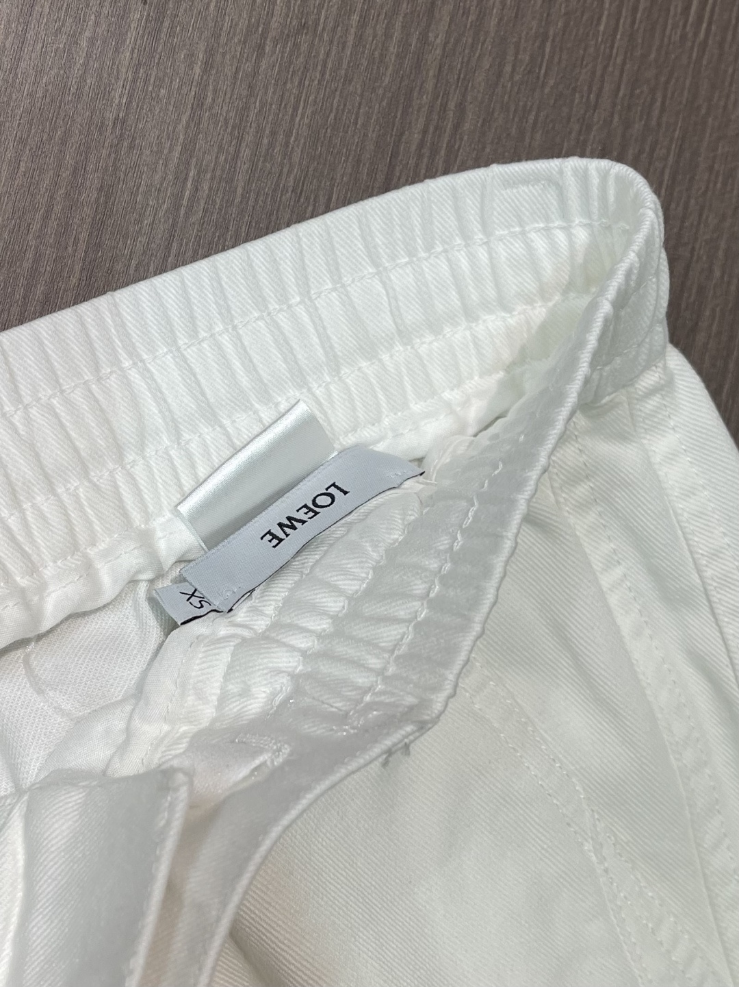 LOEWE 天丝棉白色弯刀阔腿裤，干净治愈奶白色调，清爽通透不泛黄 休闲裤子，甄选高定天丝棉混纺面料，上