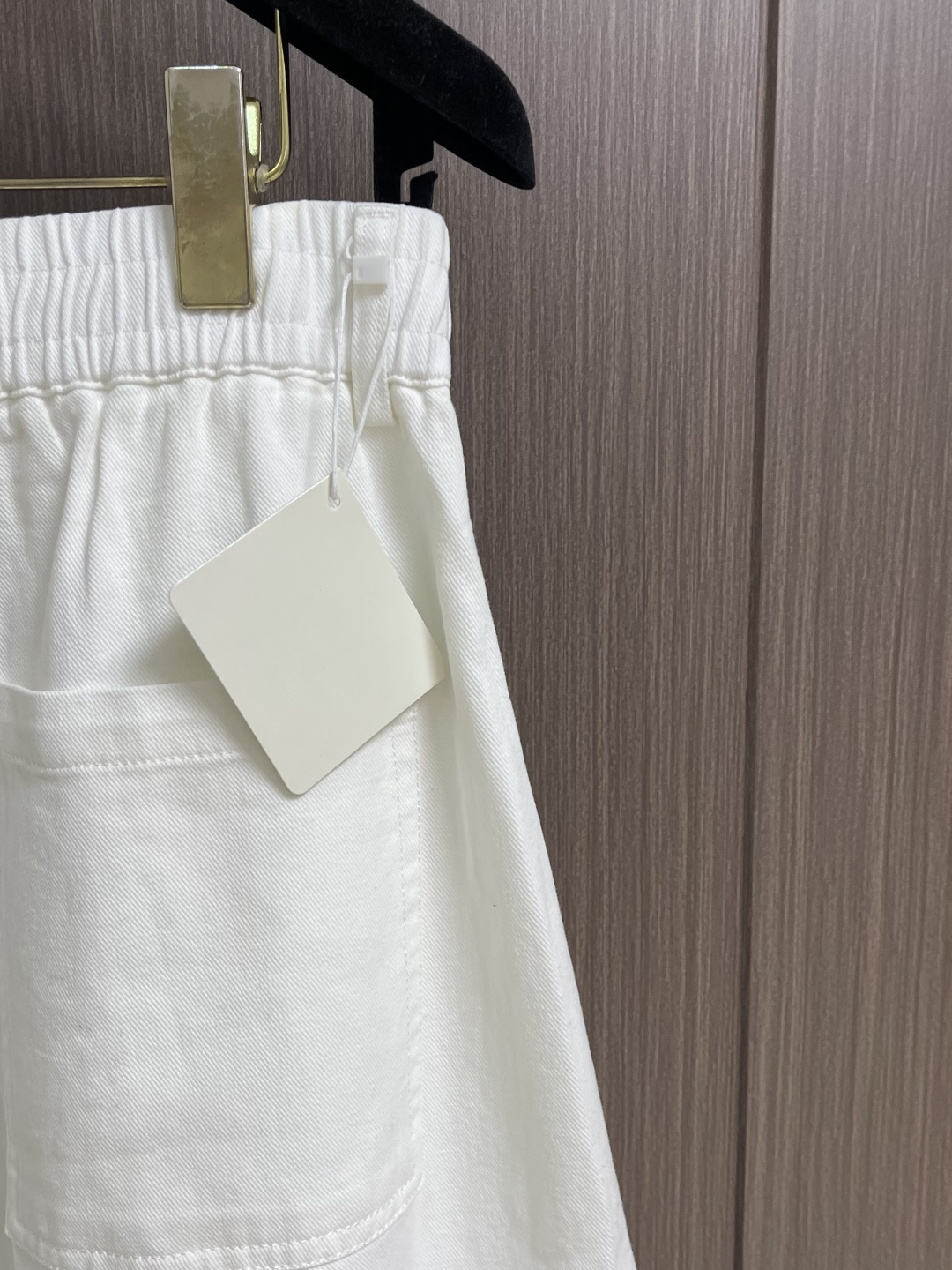 LOEWE 天丝棉白色弯刀阔腿裤，干净治愈奶白色调，清爽通透不泛黄 休闲裤子，甄选高定天丝棉混纺面料，上