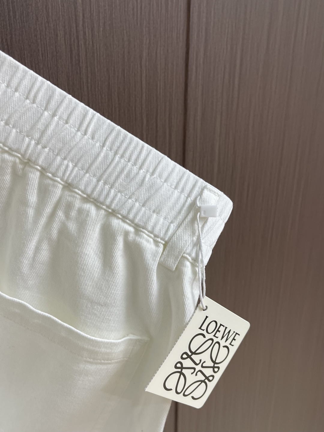LOEWE 天丝棉白色弯刀阔腿裤，干净治愈奶白色调，清爽通透不泛黄 休闲裤子，甄选高定天丝棉混纺面料，上