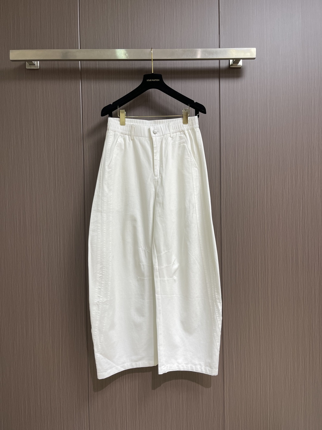 LOEWE 天丝棉白色弯刀阔腿裤，干净治愈奶白色调，清爽通透不泛黄 休闲裤子，甄选高定天丝棉混纺面料，上